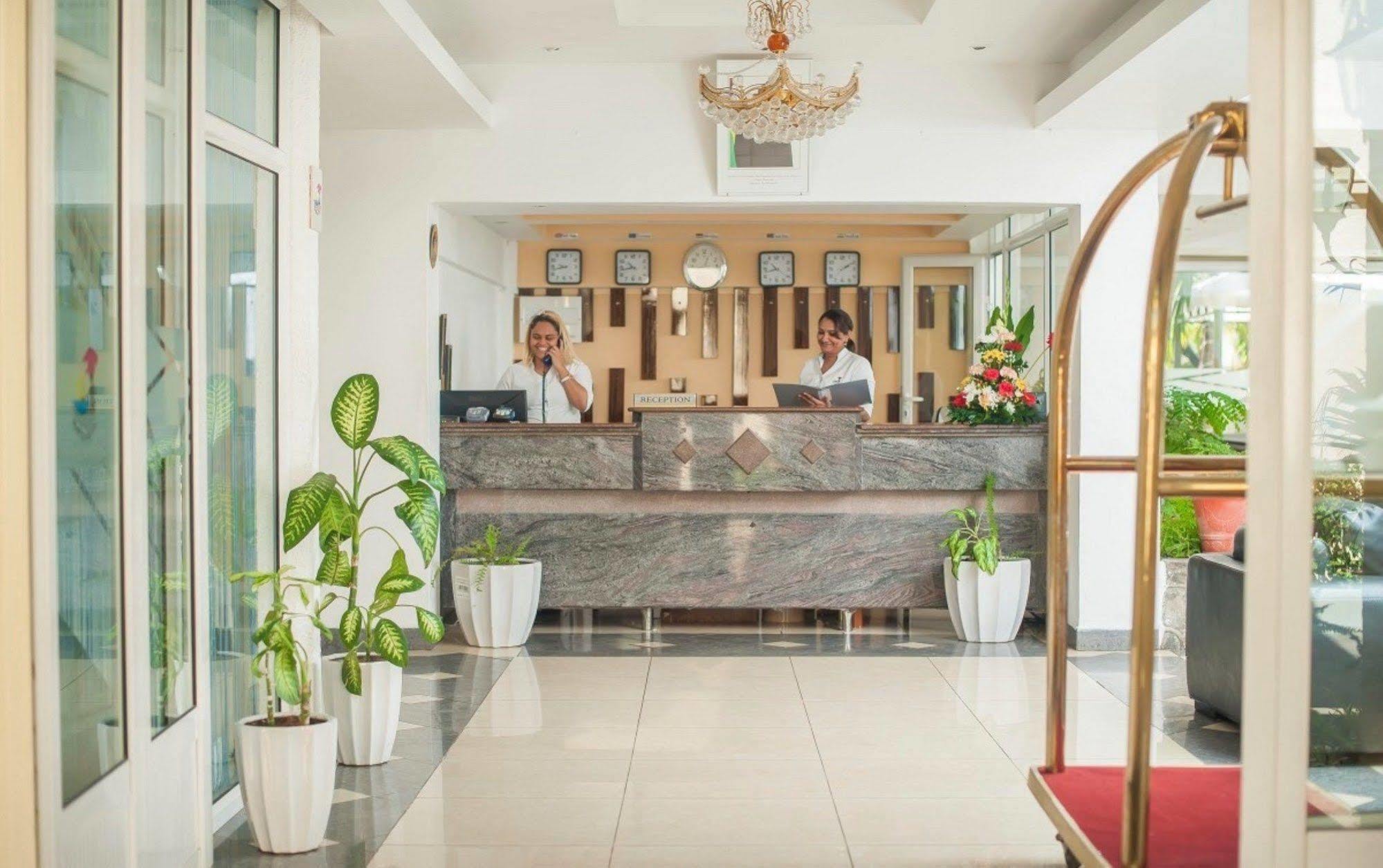 Manisa Hotel Flic-en-Flacq Buitenkant foto